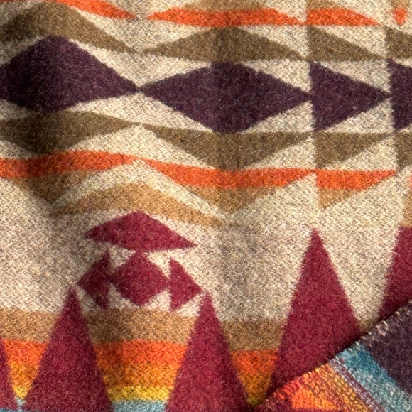Geometric Patterned Wool Scarf pendleton - Picture 3 of 3